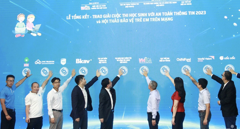 Trao giải cuộc thi trực tuyến 