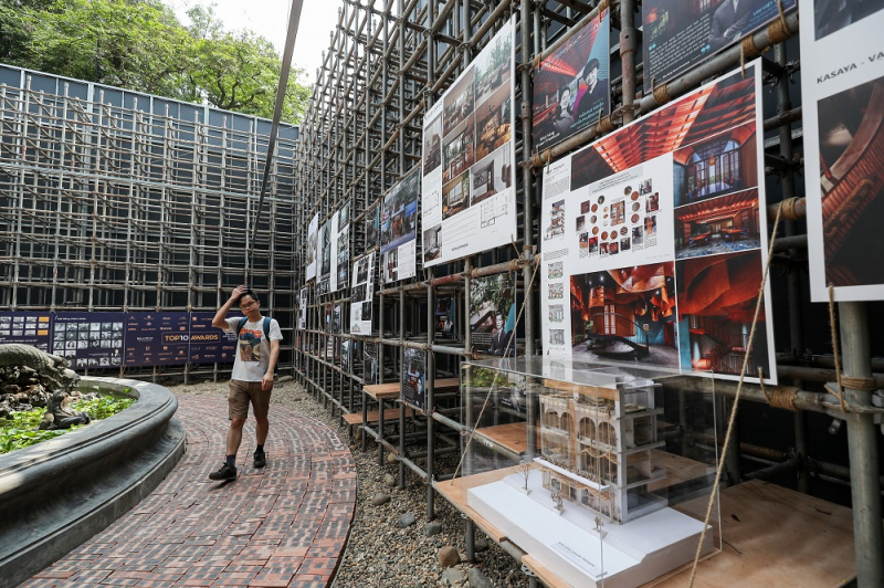 Unique giant 3D mirror house at Dien Hong flower garden -6