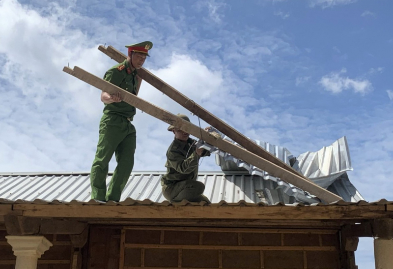 Công an huyện miền núi A Lưới giúp người dân lợp lại mái nhà sau giông lốc -0