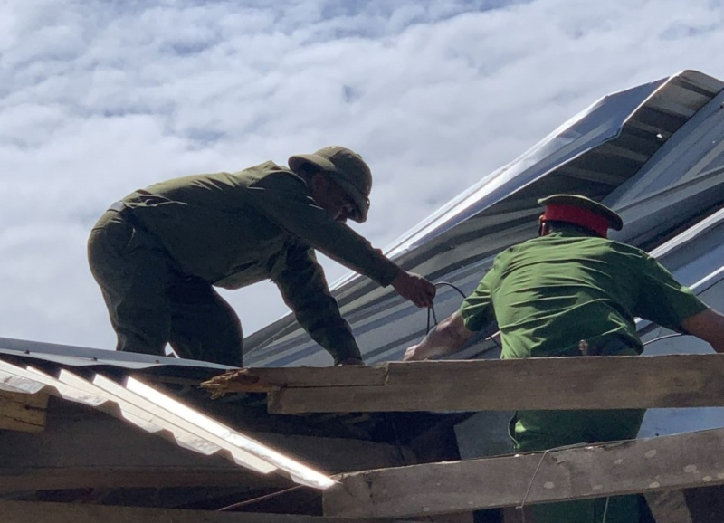 Công an huyện miền núi A Lưới giúp người dân lợp lại mái nhà sau giông lốc -1