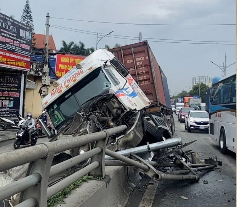 Liên tiếp 2 vụ xe container đâm vào cầu vượt ở Hải Phòng -0