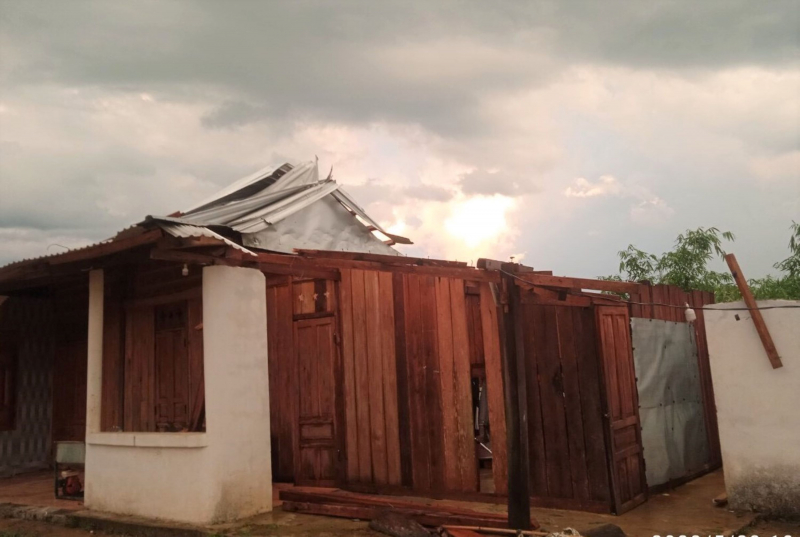 Công an huyện miền núi A Lưới giúp người dân lợp lại mái nhà sau giông lốc -0