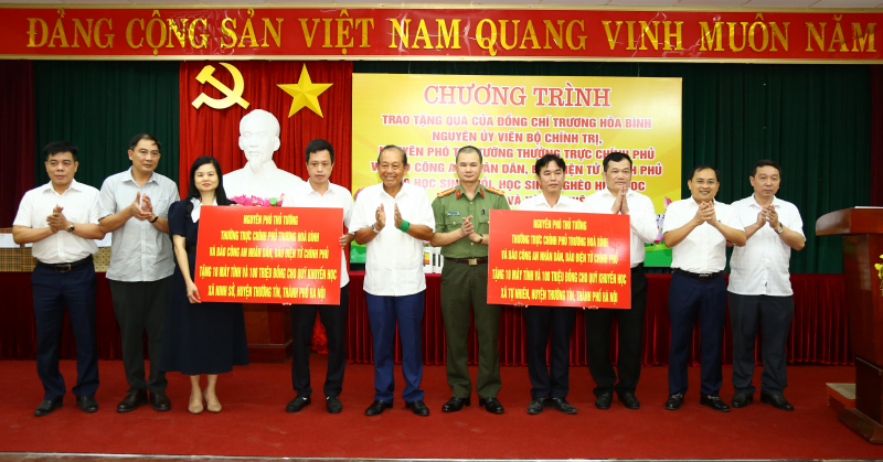 San sẻ khó khăn với học sinh nghèo huyện Thường Tín -0