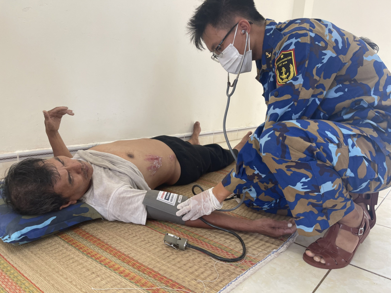 Kịp thời cấp cứu ngư dân bị nạn tại khu vực biển quần đảo Trường Sa -0