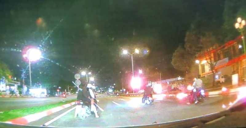 Ngang nhiên sử dụng “bom xăng”, hung khí rượt đuổi nhau trên đường phố -0