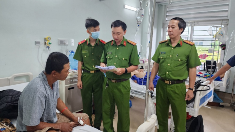 Khởi tố đối tượng dùng dao chém Phó trưởng Công an thị trấn -0