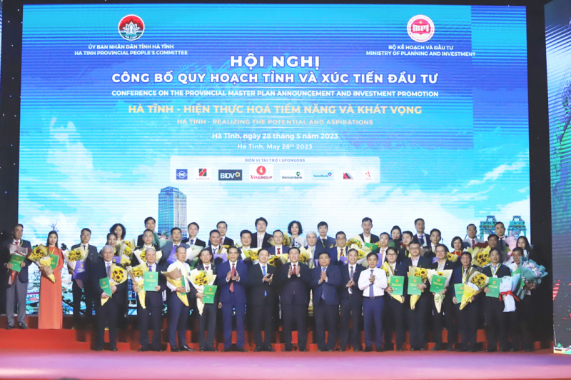 Hơn 220 nghìn tỉ đồng được kí kết, cam kết đầu tư vào Hà Tĩnh -0