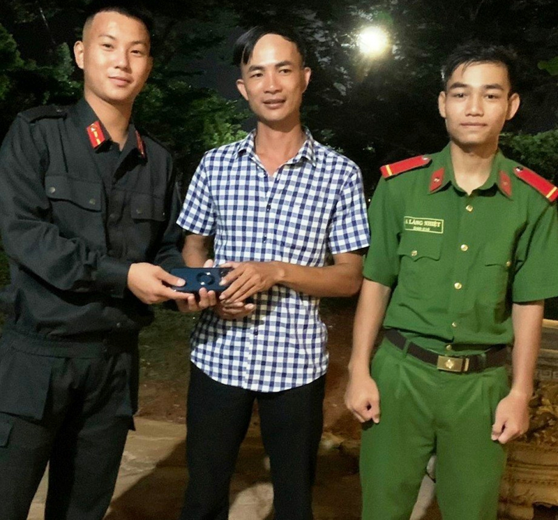 Nhặt được điện thoại “xịn”, 2 chiến sĩ Cảnh sát cơ động trả lại người đánh rơi -0