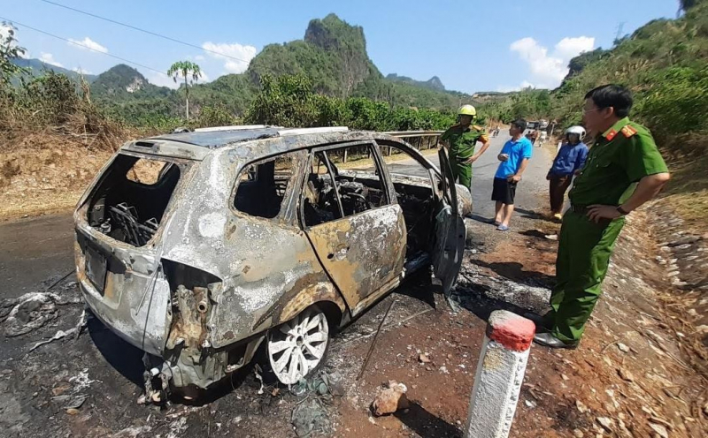 Xế hộp cháy ngùn ngụt khi đang lưu thông trên quốc lộ -0