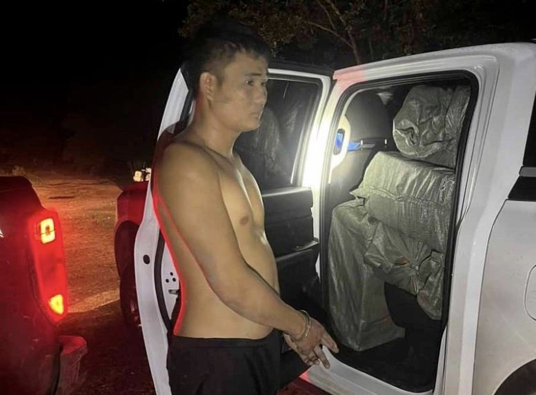 Đối tượng cởi trần lái xe bán tải chở hàng ngàn bao thuốc lá lậu  -0
