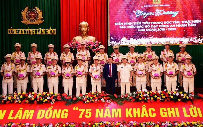 Tuyên dương 75 tập thể, cá nhân điển hình trong thực hiện Sáu điều Bác Hồ dạy CAND -0