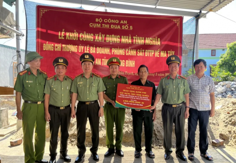 Cụm thi đua số 5 - Bộ Công an trao tặng kinh phí xây dựng nhà tình nghĩa -0