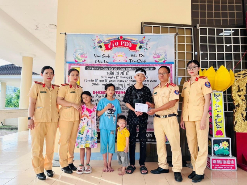 Nhiều hoạt động nghĩa tình với gia đình có người mẹ qua đời do bị TNGT để lại 4 con thơ -0