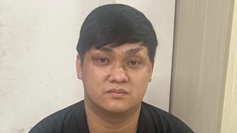 Bắt đối tượng tự tay xóa các tờ rơi cho vay do mình dán ra -0