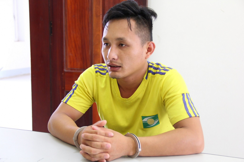 Lao xe đâm móp xe cảnh sát rồi bỏ trốn -0