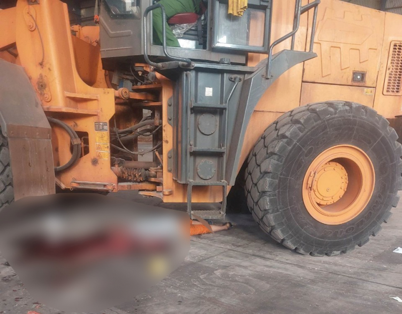 Đi bộ trong kho bị xe xúc cán qua người tử vong -0