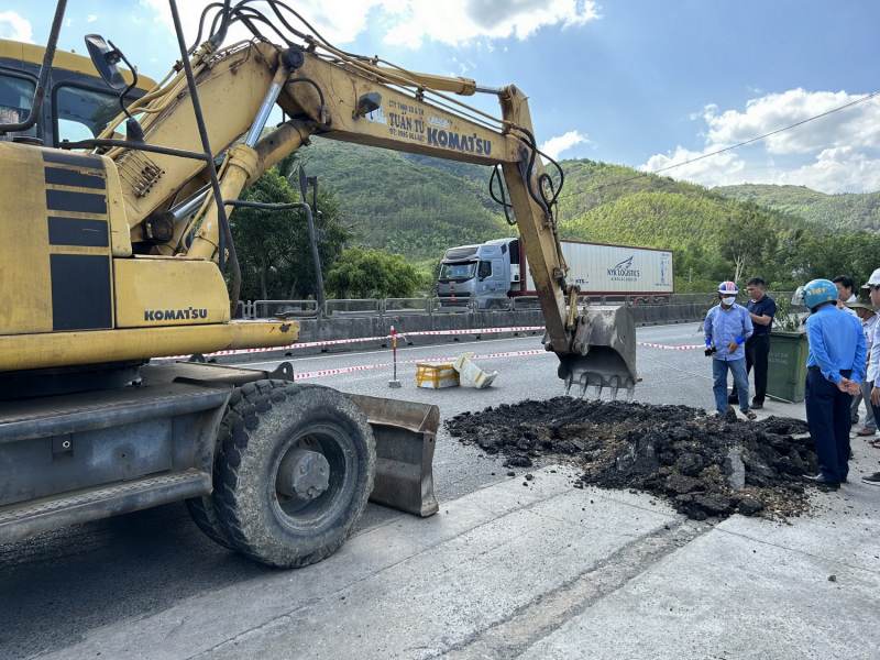 Xử lý sự cố sụt lún thành hố trên mặt đường quốc lộ 1A ở phía Bắc Phú Yên -0