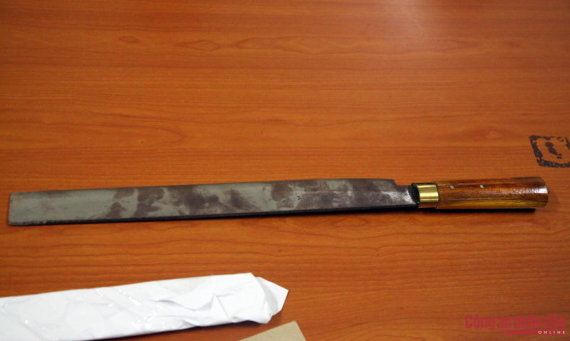 Nhóm trẻ trâu mang dao đi “cháy phố” rồi chém người -0