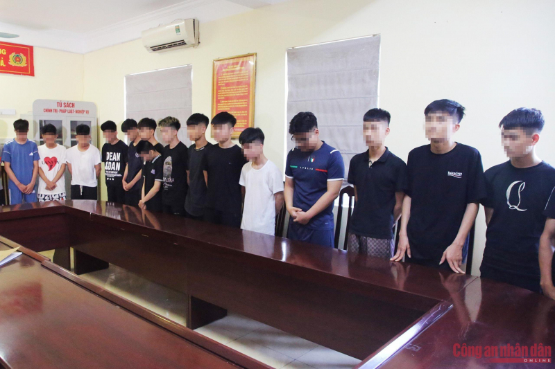 Nhóm trẻ trâu mang dao đi “cháy phố” rồi chém người -0