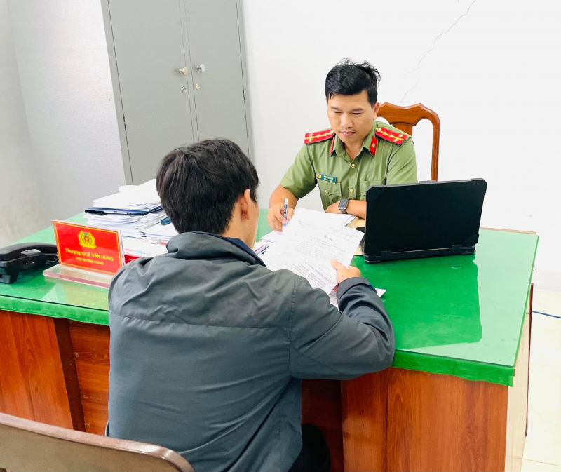 Phạt 10 triệu đồng 2 thanh niên đã đăng tải thông tin xúc phạm uy tín Công an -0