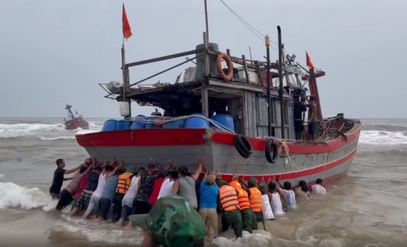 Kịp thời ứng cứu tàu cá và 9 ngư dân trôi dạt trên biển -0