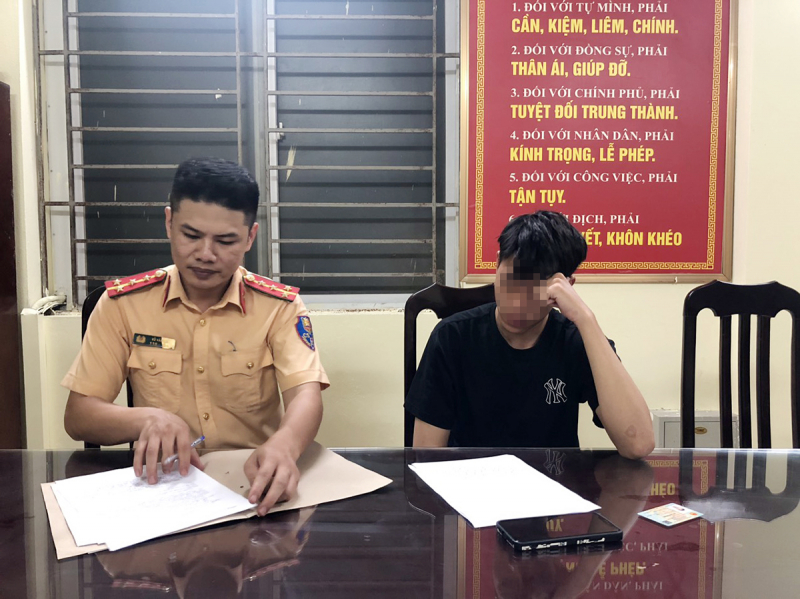 “Thanh niên choai” bốc đầu trêu Cảnh sát và cái kết -0