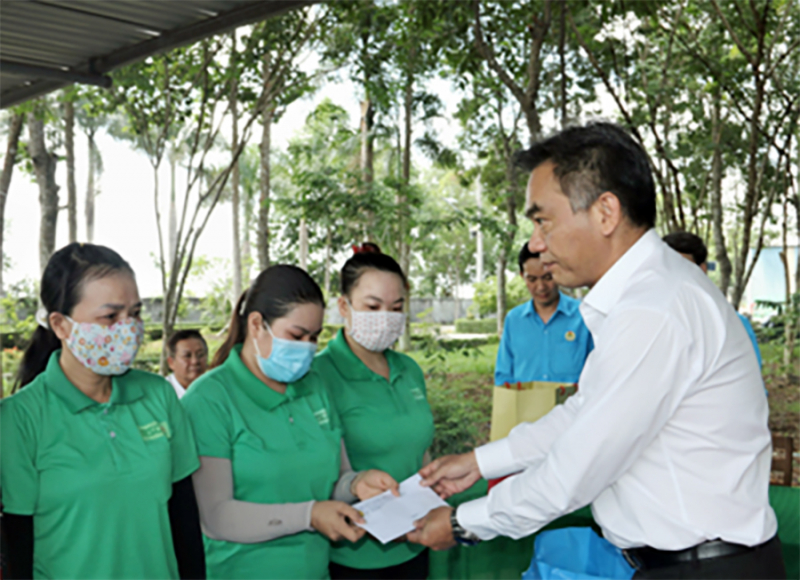 Lãnh đạo tỉnh Bình Dương thăm hỏi, tặng quà công nhân có hoàn cảnh khó khăn -0