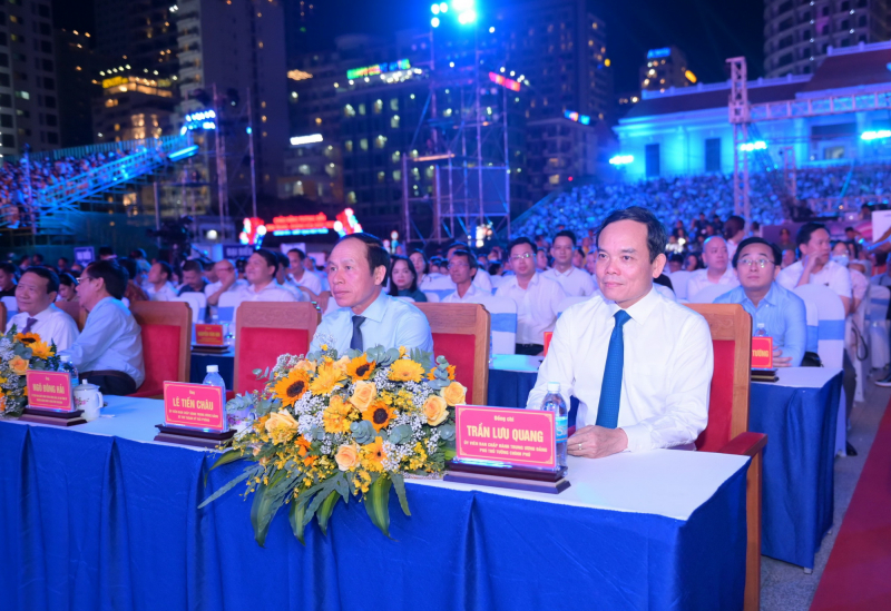 Khai mạc Festival biển Nha Trang – Khánh Hòa lần thứ 10:  Rực rỡ sắc màu và nghệ thuật ánh sáng -0