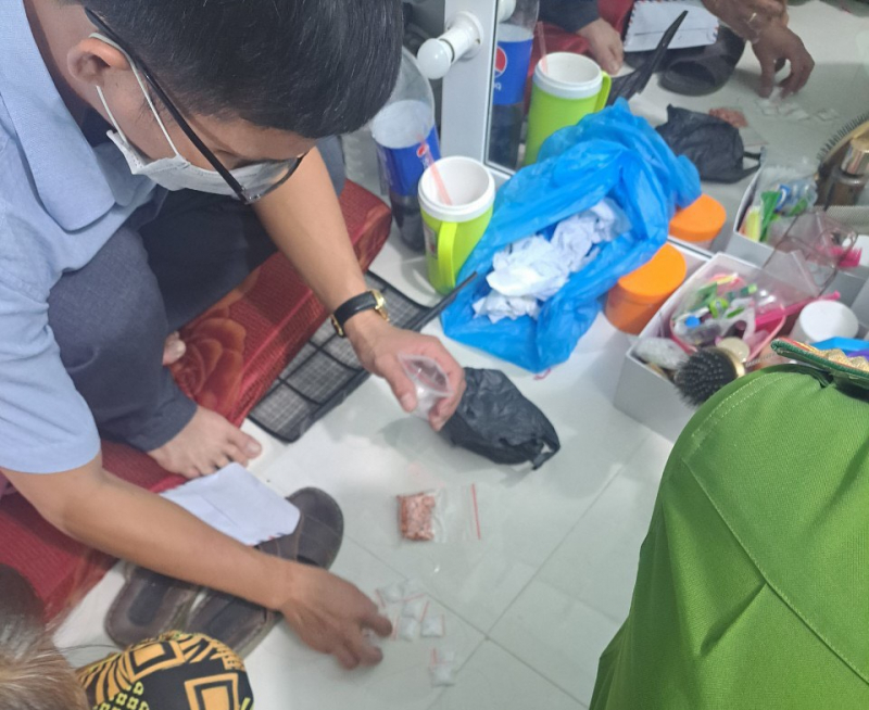Bắt 7 đối tượng “phê pha” ma túy trong phòng trọ -0