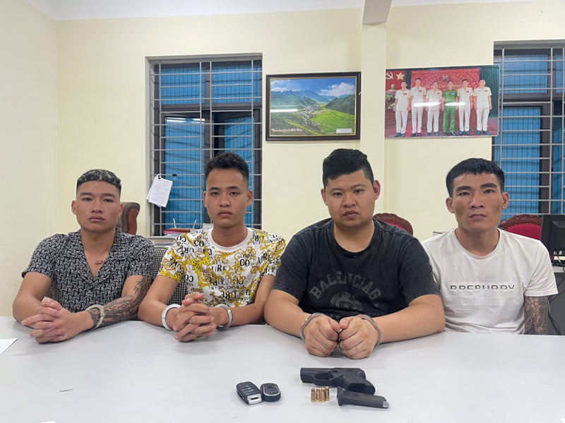 CSGT bắt nhóm thanh niên mang theo súng đã lên đạn -0