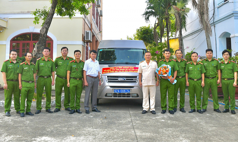 Người Quảng xa quê cảm ơn lực lượng Công an tạo điều kiện để làm căn cước -0