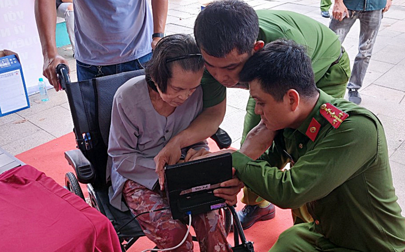 Người Quảng xa quê cảm ơn lực lượng Công an tạo điều kiện để làm căn cước -0