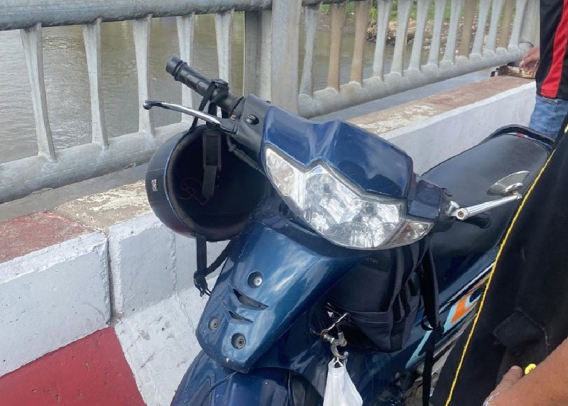 Bỏ xe máy trên cầu nhảy sông Vàm Cỏ Đông bị nước cuốn trôi -0