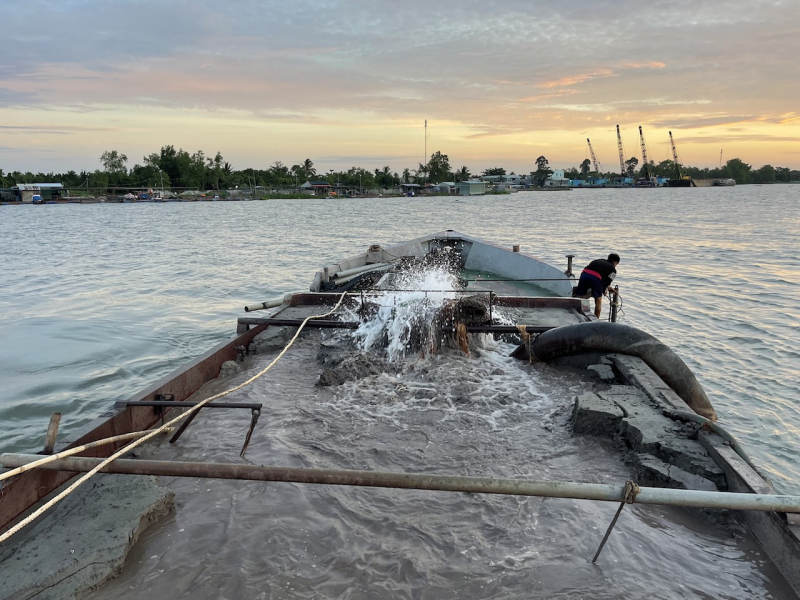 Bắt tàu vỏ thép khai thác cát trái phép gần khu vực cầu Mỹ Thuận -0