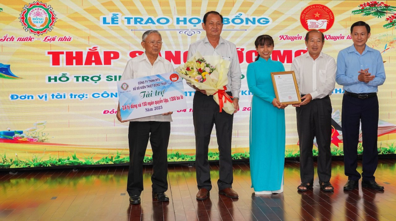 z4403083339091_7c6f9bf1bc08129e6d654aef069321cb.jpg -0