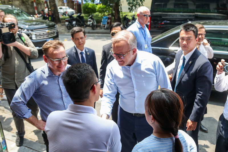 Australian PM tries Vietnamese beer in Hanoi -0