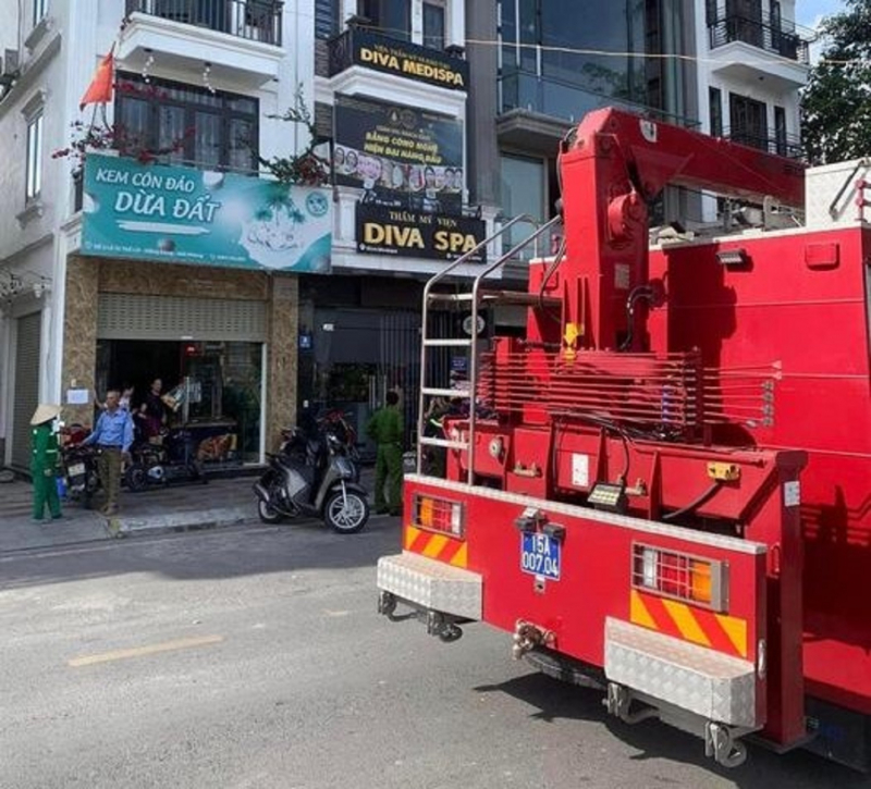 Cứu nạn thành công 4 người mắc kẹt trong thang máy do mất điện -0