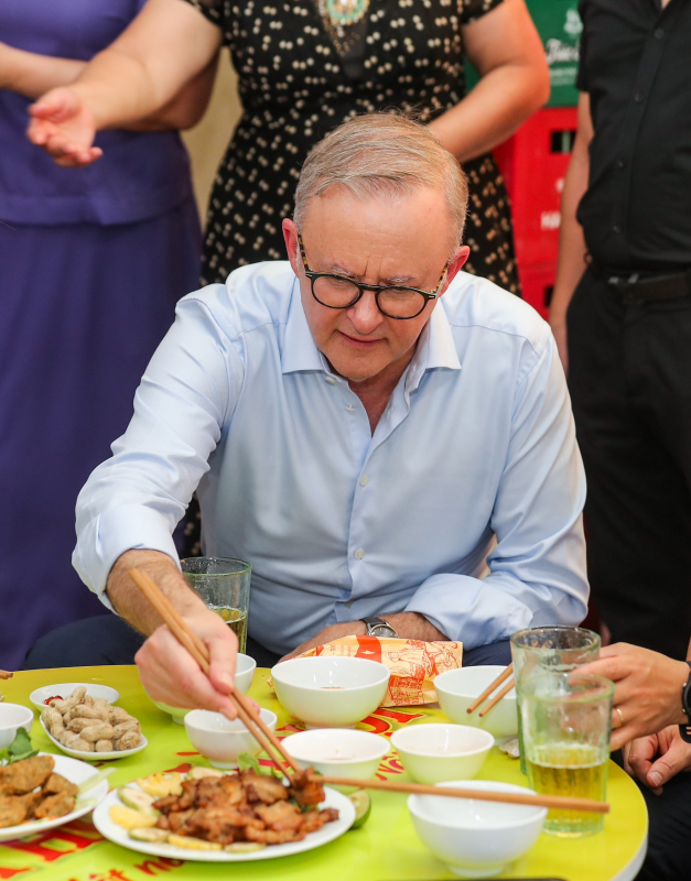 Australian PM tries Vietnamese beer in Hanoi -0