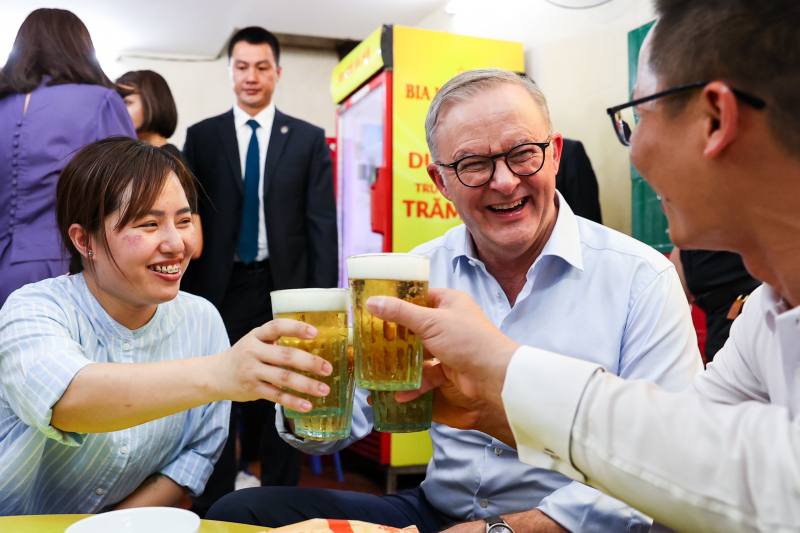 Australian PM tries Vietnamese beer in Hanoi -0