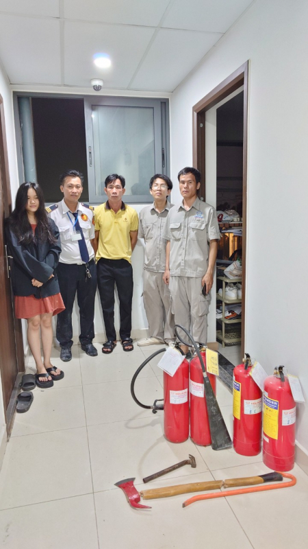 Nhờ được tập huấn, dập tắt nhanh đám cháy tại chung cư -0