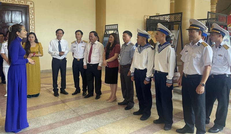 Triển lãm “Tuổi trẻ với biển đảo quê hương” -0