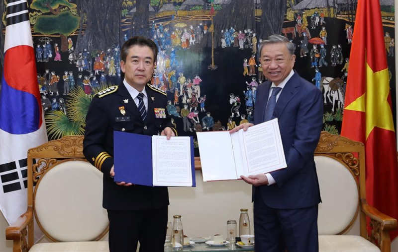 Minister To Lam receives Commander of the Korean National Police Agency -0
