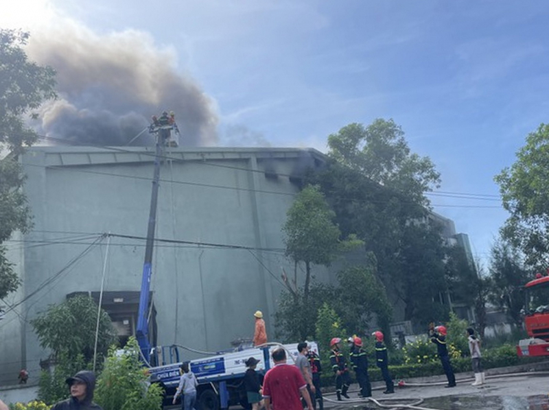 Cảnh sát dập tắt đám cháy kho lạnh trong Khu Công nghiệp Hòa Hiệp -0