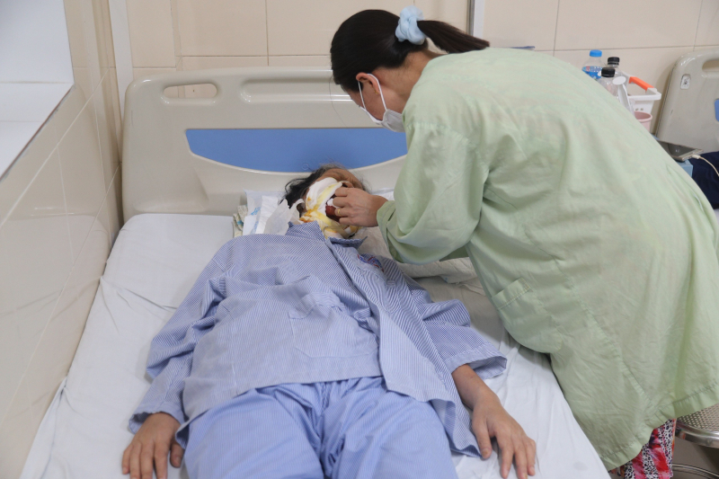 Ăn thực dưỡng chữa ung thư, khối u trở lên khổng lồ ở vùng mặt -0