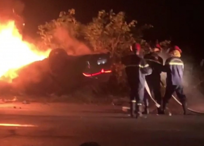 Khen thưởng nhân viên cây xăng cứu người mắc kẹt trong ô tô đang bốc cháy -0