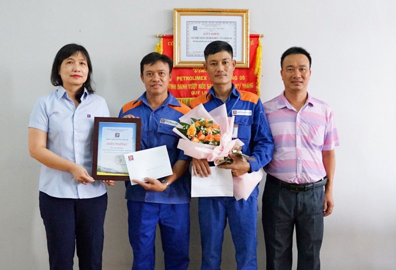 Khen thưởng nhân viên cây xăng cứu người mắc kẹt trong ô tô đang bốc cháy -0