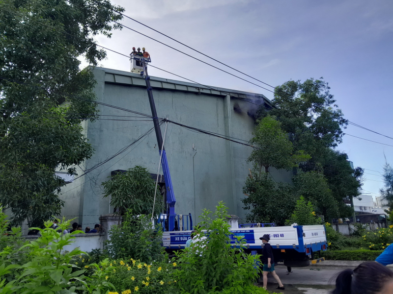 Cảnh sát dập tắt đám cháy kho lạnh trong Khu Công nghiệp Hòa Hiệp -0