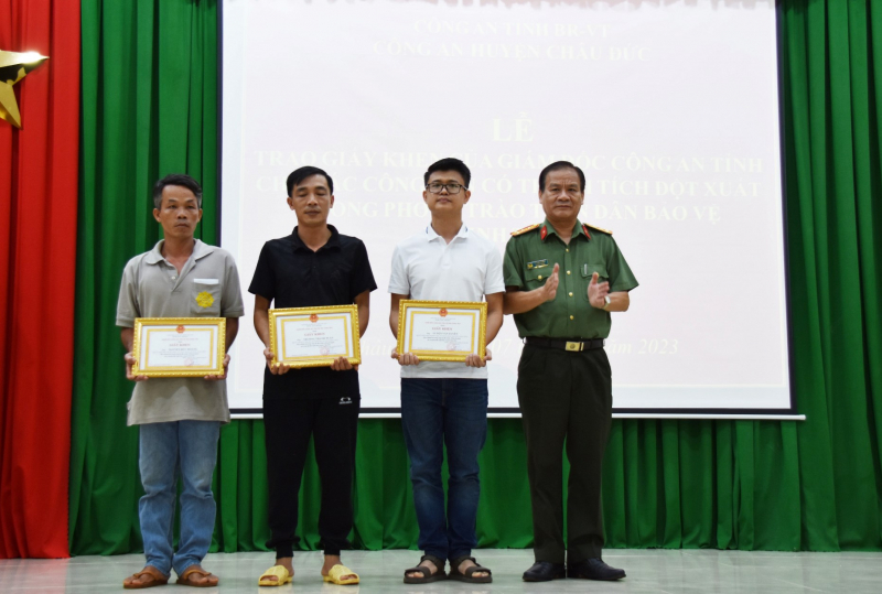 Công an tỉnh Bà Rịa-Vũng Tàu khen thưởng 3 quần chúng dũng cảm bắt cướp -0