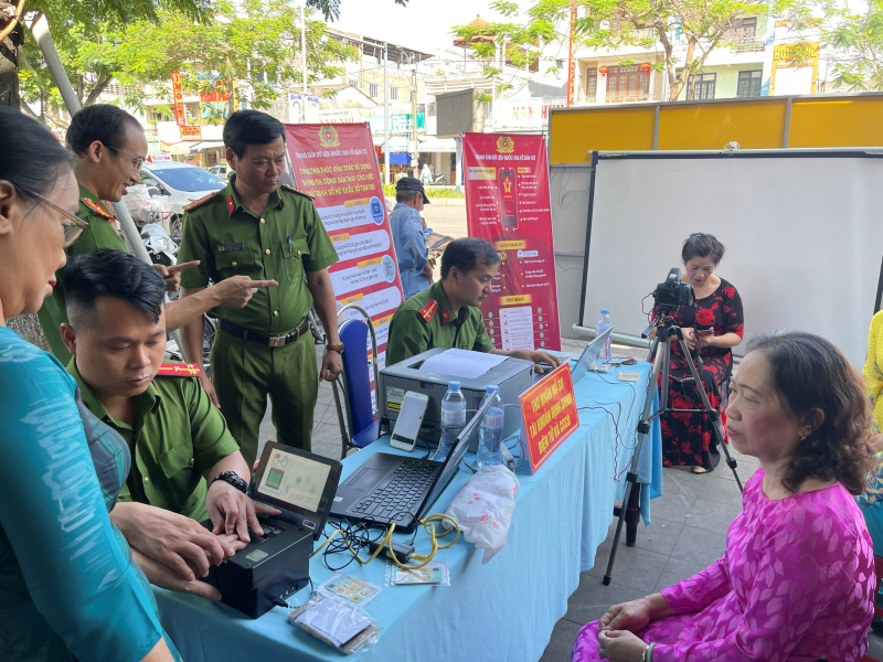 Tiểu thương chợ Đông Ba phấn khởi khi được hướng dẫn cài đặt, kích hoạt tài khoản định danh điện tử -0