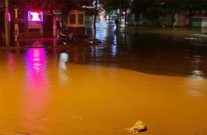 Cả đêm mưa lớn nhiều tuyến đường ở Sơn La ngập sâu -0